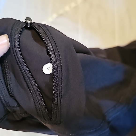 STUNNING LULULEMON SCALLOPED CROP LEGGINGS - Picture 6 of 9